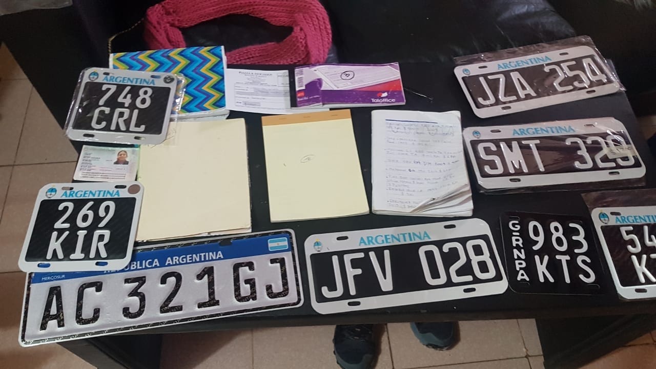 Brigada de Investigaciones allanó dos domicilios en Santa Rosa por falsificación de patentes