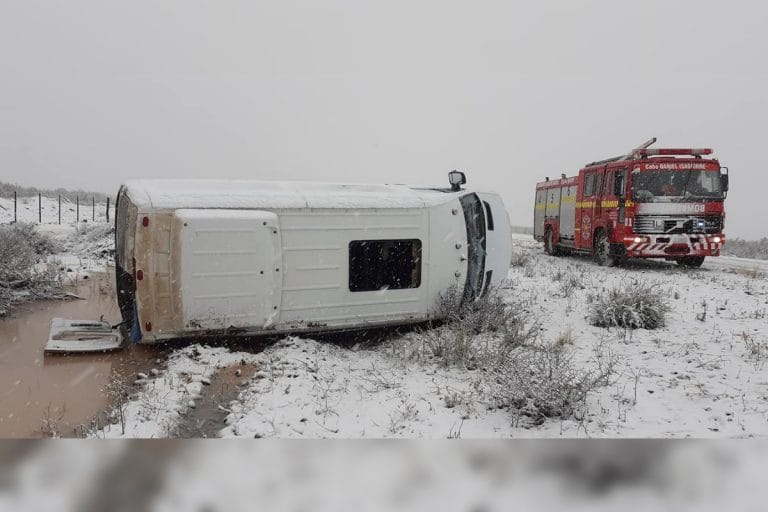 Por la nieve, volcó una combi con operarios petroleros en 25 de Mayo