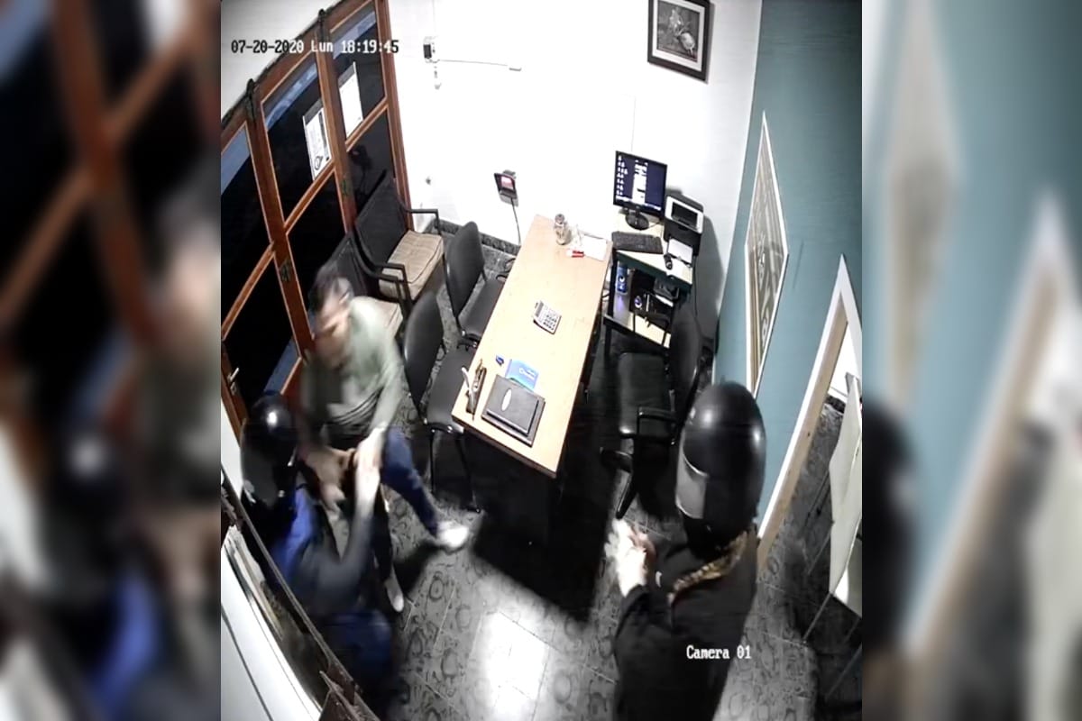 Intendente Alvear: dos sujetos intentaron robar en una financiera, el propietario los enfrentó y el hecho quedó grabado en las cámaras de seguridad