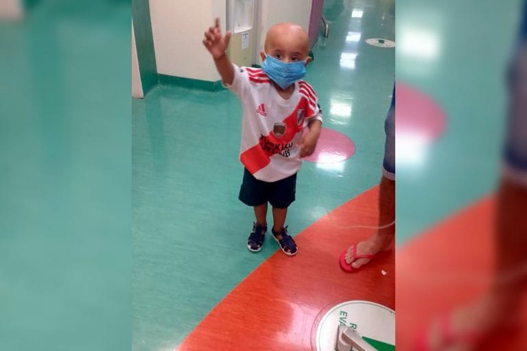La felicidad de una madre: su hijo de 3 años se curó de cáncer en plena pandemia