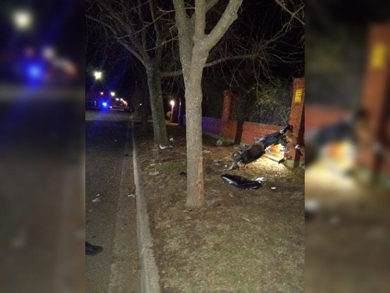 Joven perdió el control de su moto y se estrelló contra un árbol