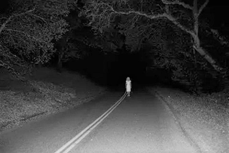 La “novia del Bajo de la Tigra” está dentro de los nuevos mitos argentinos: ¿Conocés el fantasma de la mujer que le hace dedo a los conductores en La Pampa?