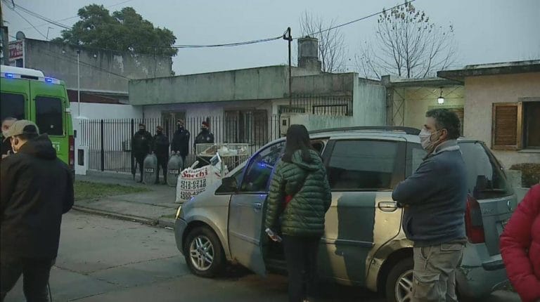 La ex del ladrón asesinado en Quilmes protestó en la casa de Jorge Ríos: “Mi hijo se quedó sin papá por este señor”