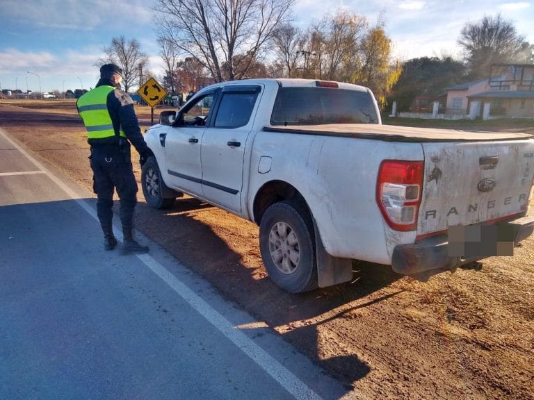Detienen a dos personas de Salliquelo que ingresaron por caminos vecinales y se dirigían a Pichi Huinca a comprar una camioneta