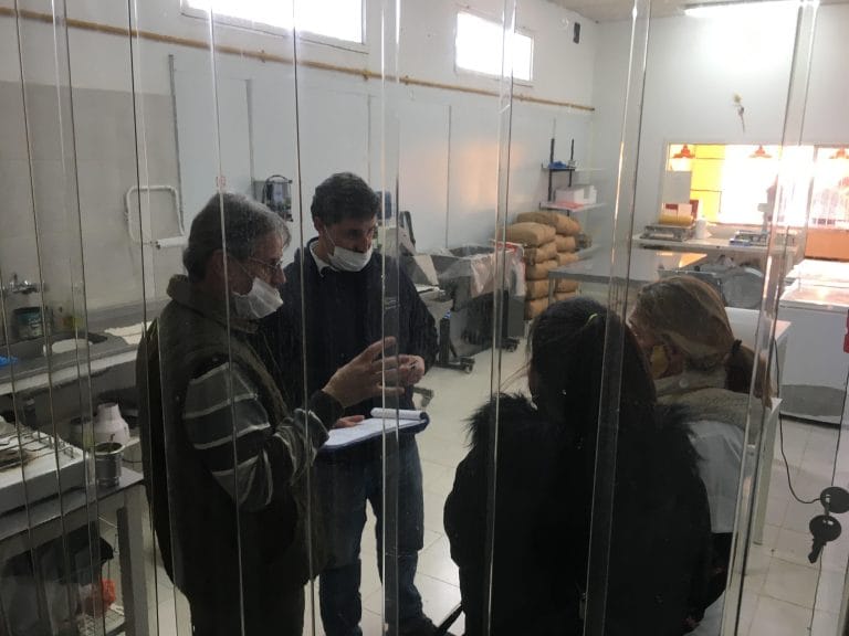 Recorren cinco establecimientos de elaboración de productos cárnicos y una planta de faena de pollos