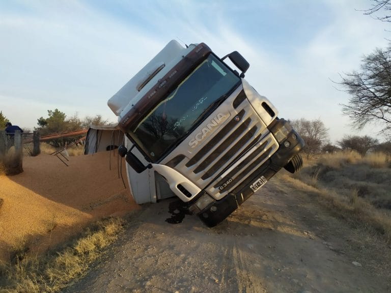 Camionero que transportaba una carga de cereal volcó en un camino vecinal cerca de Castex