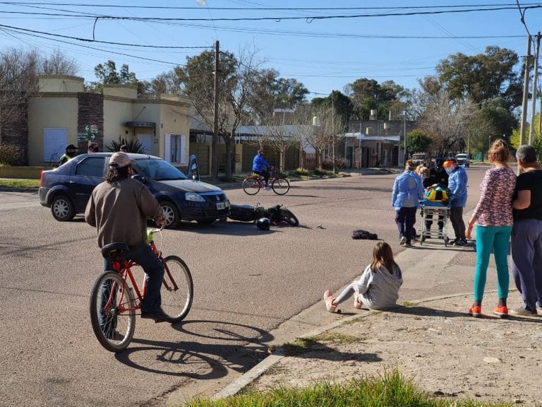 Una mujer sufrió fracturas en el empeine de un pie y en la muñeca de una mano tras un grave accidente