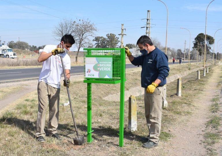 El municipio realiza tareas de mantenimiento en canastos de basura públicos en General Pico