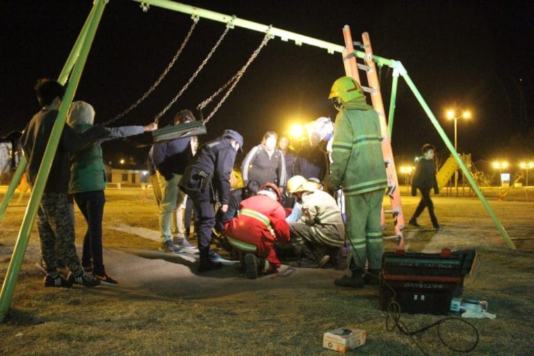 Una nena de 10 años estuvo dos horas atrapada en una hamaca y tuvo que ser rescatada por bomberos