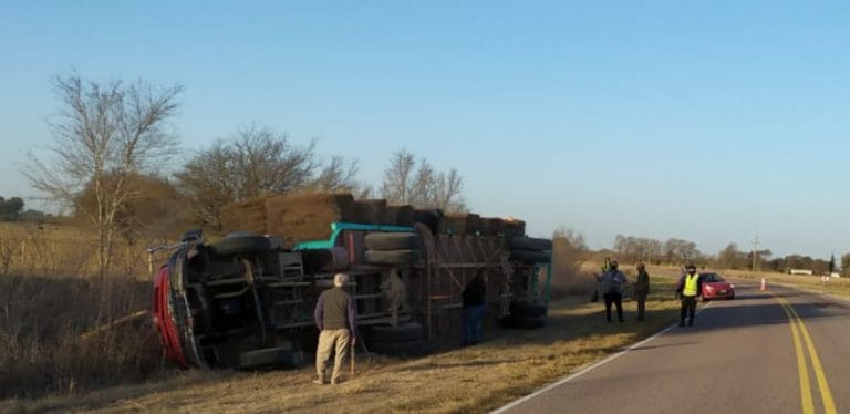 Volcó un camión cargado con rollos de pasto en la Ruta Provincial 102