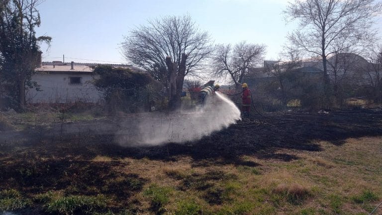 Una dotación de bomberos acudió a apagar un incendio en un terreno