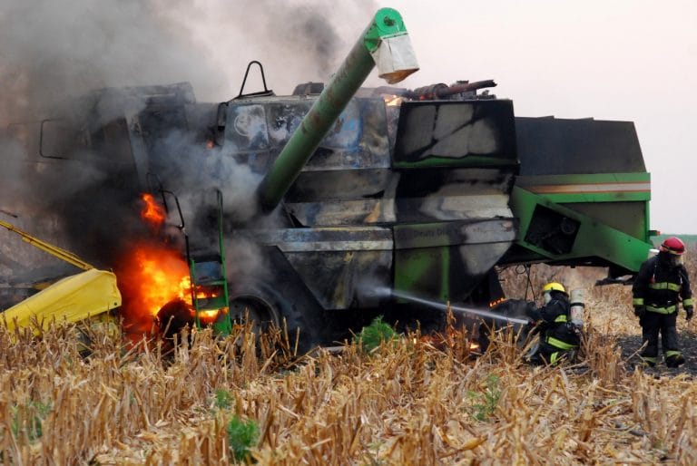 Se prendió fuego una cosechadora en un predio rural a 10 km de General Pico