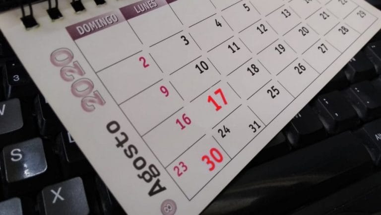 Decretan feriado y día no laborable en agosto