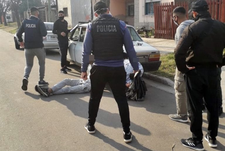 A plena luz del día circulaban con droga y llevaban un arma de fuego debajo del asiento del vehículo