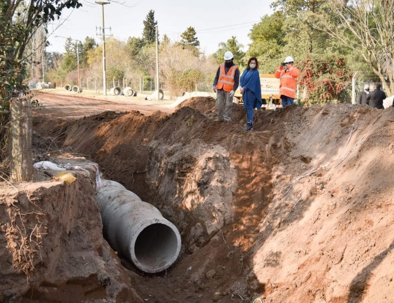 El municipio recorrió y resaltó el trabajo en obras de desagües pluviales y en los  barrios San Etelvino y El Molino