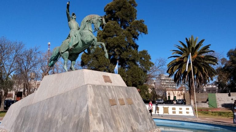 Persecución policial en General Pico: Detuvieron a un hombre armado que intentó escapar desde Plaza San Martín y fue detenido cerca de barrio Norte