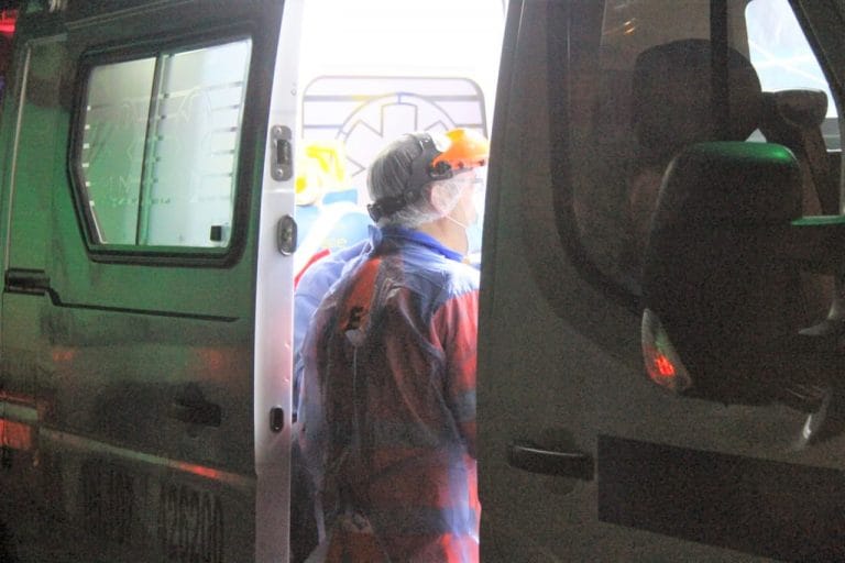 Dos hombres discutían en Avenida Brunengo y calle 319, uno de ellos sacó un palo de madera y le quebró la rodilla al otro: La Policía detuvo al agresor y mañana será formalizado