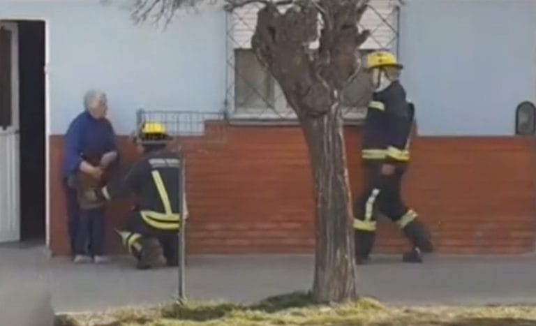 Un héroe en Huinca Renancó: Bombero contuvo a una pequeña niña víctima de un incendio