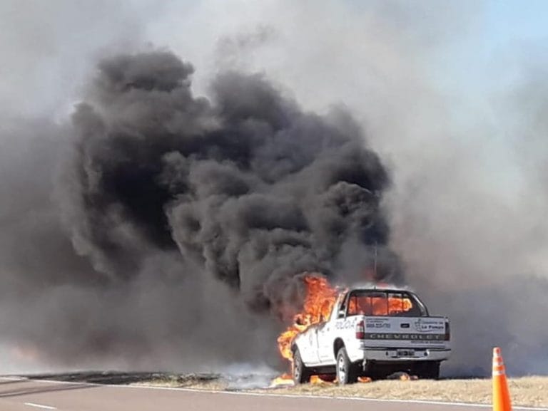 Una camioneta de la Policía se prendió fuego en la Ruta 14 cerca de Anchorena