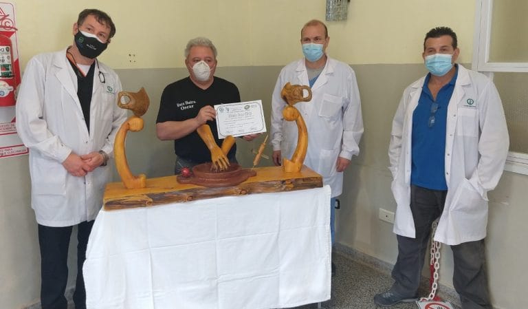 Escultor piquense donó la obra “COVID-19 y luchadores de la Salud” al Hospital Gobernador Centeno