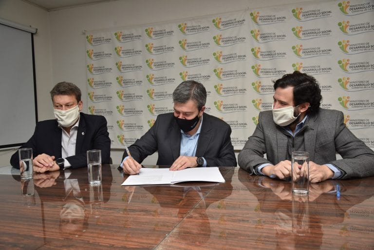 El gobierno pampeano firmó un nuevo convenio con la Facultad de Ciencias Económicas y Jurídicas de la UNLPam