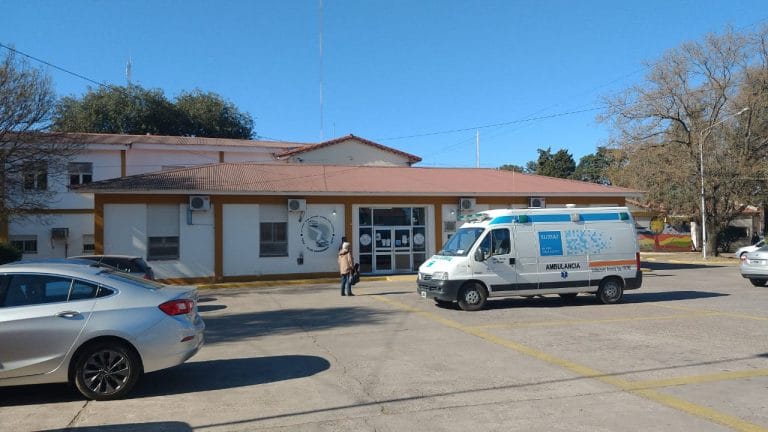 Ciclista fue trasladada al Hospital al quedar golpeada tras un choque con un auto