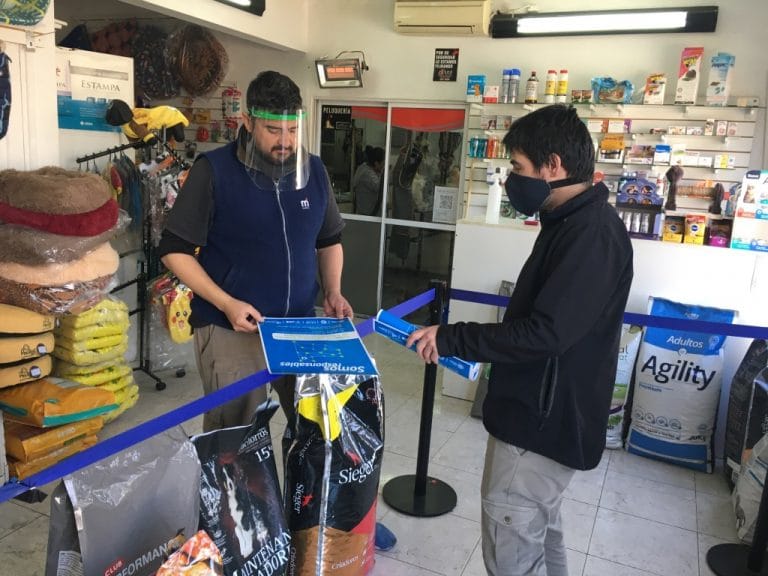 Desde el viernes, el municipio realiza visitas a comercios locales difundiendo el Sistema de Trazabilidad Ciudadana