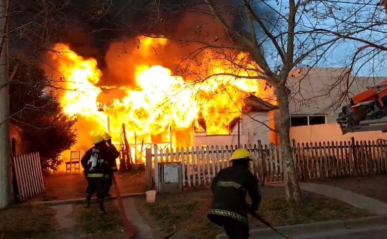 Impresionantes imágenes del voraz incendio que se cobró la vida de un hombre en una localidad cercana a General Pico