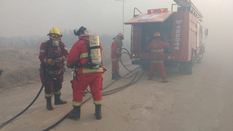 Con vientos intensos, Bomberos trabajan sobre un incendio de pastos en la vieja Tosquera