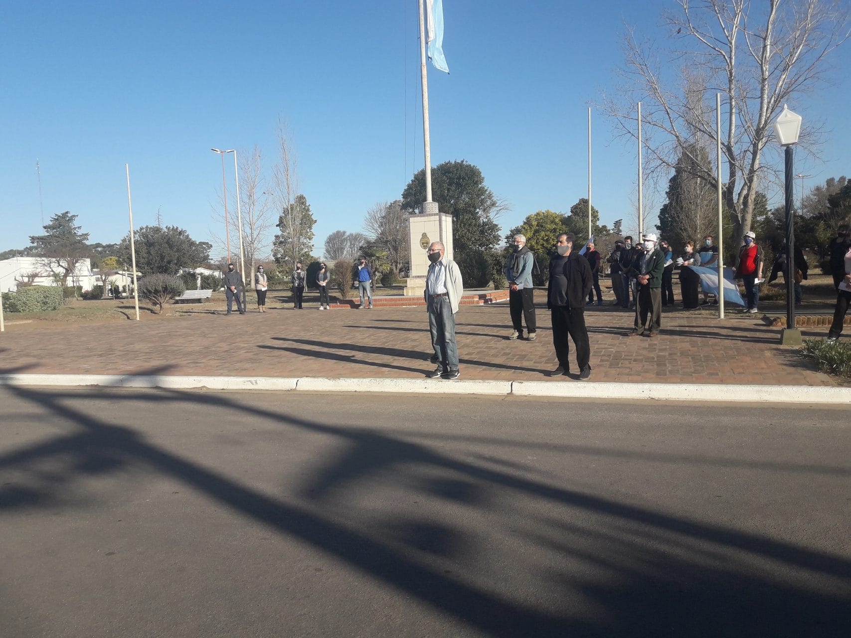 17A en Hilario Lagos: en absoluto orden, vecinos se autoconvocaron en la plaza Sarmiento