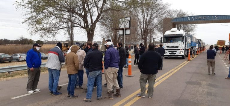 Productores de La Pampa y otras provincias se manifestaron en el arco de ingreso a San Luis