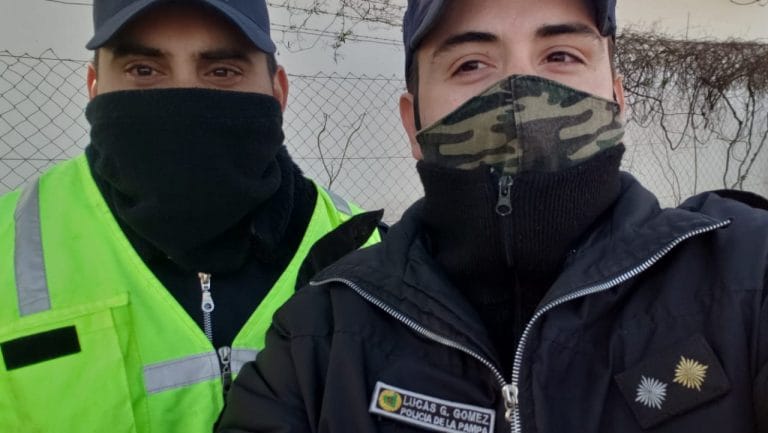 Dos policías de Castex encontraron a un niño de 4 años que se había perdido jugando con su perrita