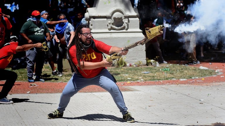 Le otorgaron la prisión domiciliaria al militante que disparó con un mortero casero frente al Congreso en 2017