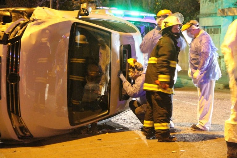 Un auto volcó en General Pico y su conductor quedó atrapado