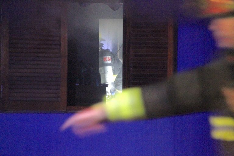 Dos dotaciones de bomberos trabajaron intensamente en incendio de vivienda