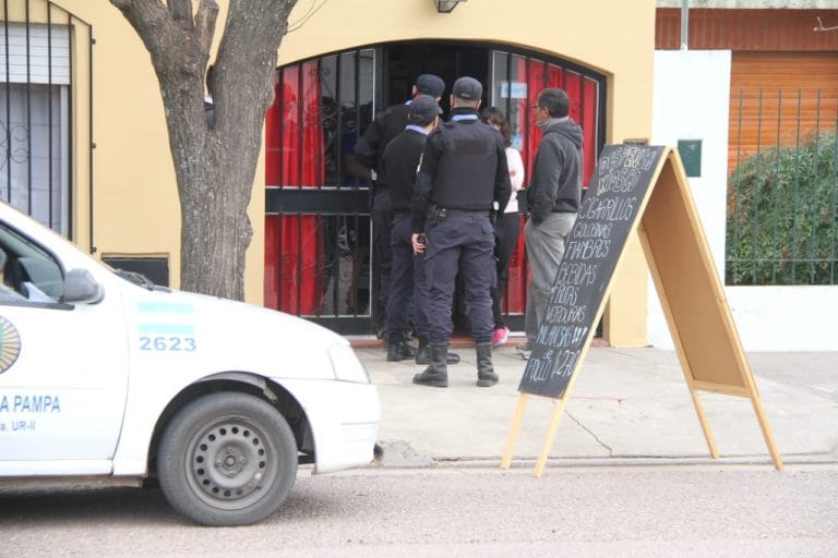 Dos menores de 15 años asaltaron a mano armada una despensa y forcejearon con la dueña