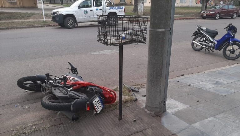Accidente entre motos en calle 103 entre 12 y 14: Un hombre fue trasladado al Hospital