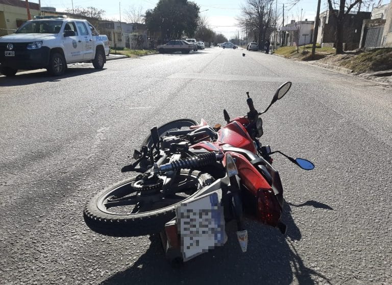 Chocó un auto que estaba detenido en un garage y fue hospitalizada