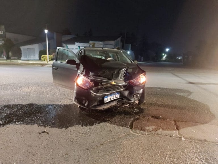 Fuerte accidente entre dos autos dejó tres personas hospitalizadas