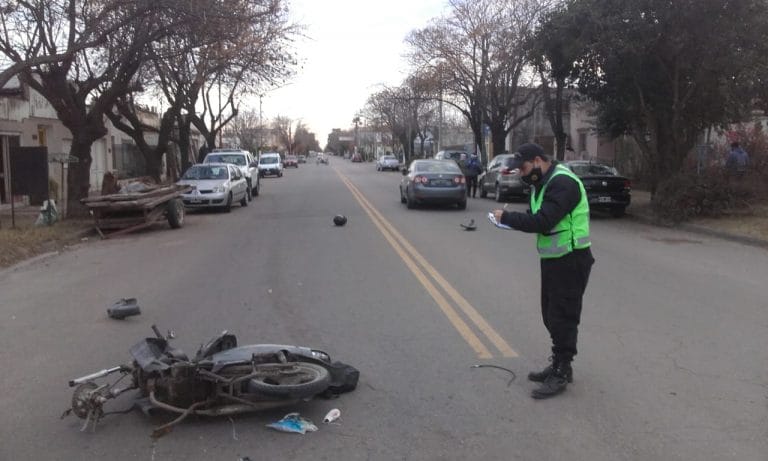 Fuerte choque en calle 9 y 38: Un motociclista fue trasladado al Hospital