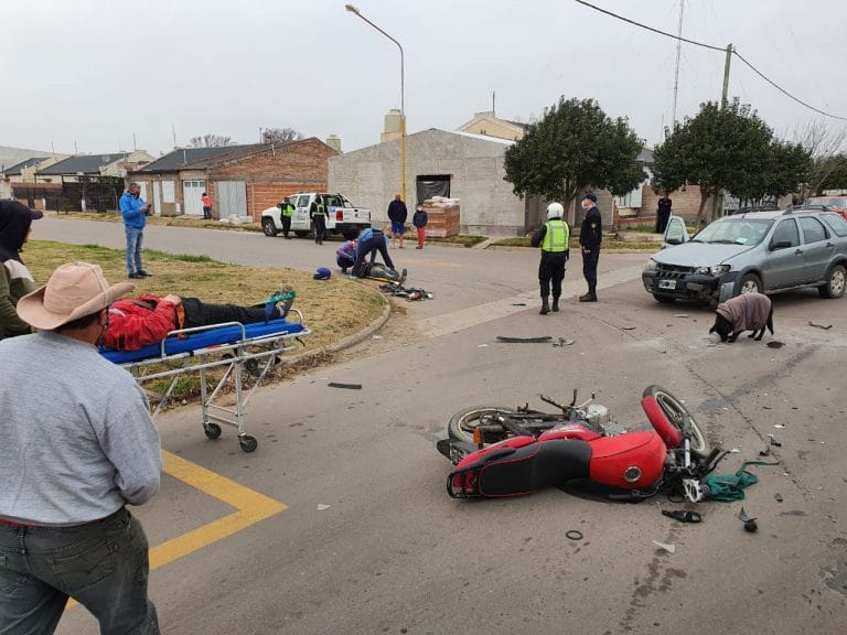 Dos personas lesionadas en un fuerte choque entre auto y moto en Barrio Federal