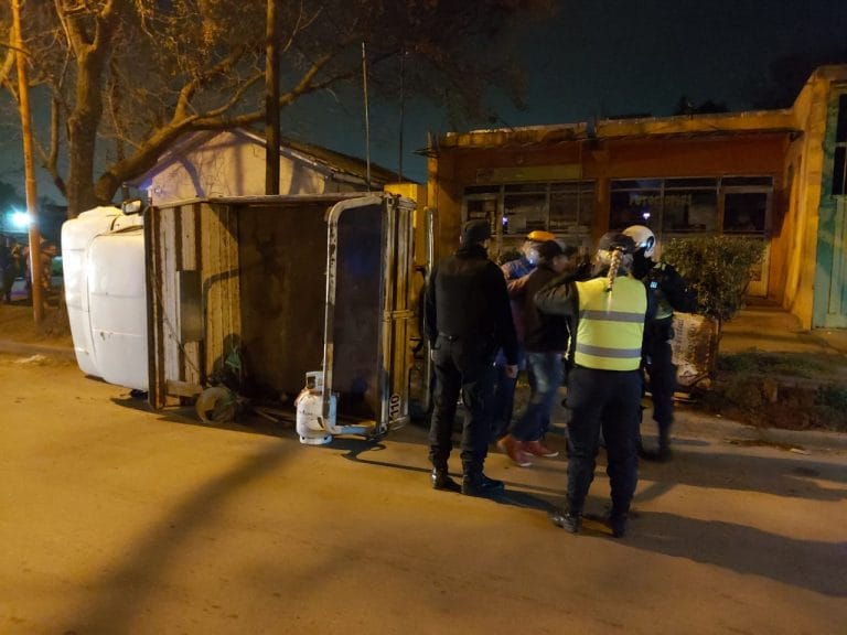 Volcó una camioneta en calle 2 y 35