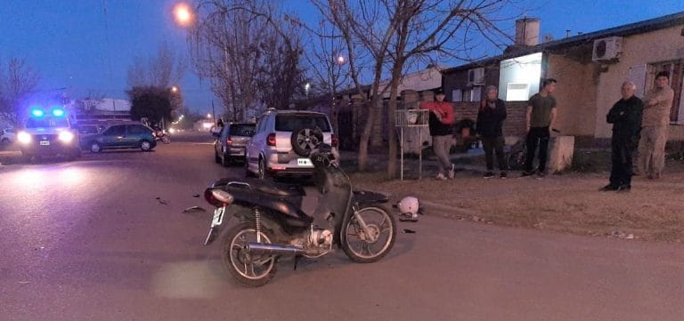 Choque entre motos en calle 104 y 107: Una mujer fue trasladada al Hospital y el otro conductor se dio a la fuga