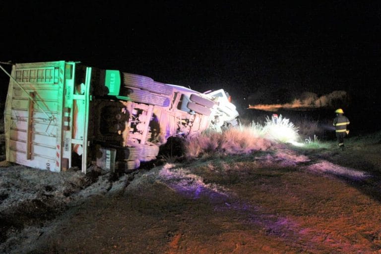 Tras evitar chocar con un tren, un camión terminó volcando metros antes de la curva de Trebolares