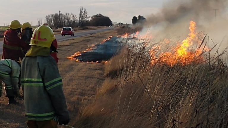 Cuatro dotaciones de Bomberos Voluntarios trabajan sobre dos focos de incendio de pastizales