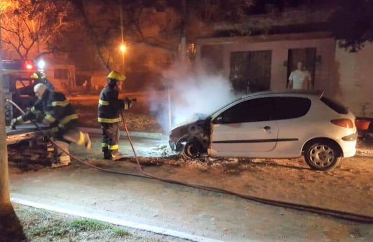 Eduardo Castex: La Policía intervino en el incendio de un auto, secuestró camionetas por caza ilegal y labró infracciones por “encuentros sociales”