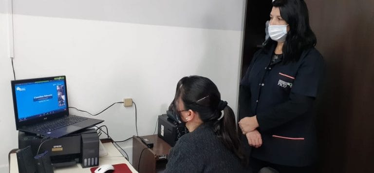 Licencia de conducir de motos: Empleados de tránsito que imparten los cursos de formación y  toman los exámenes obligatorios realizan capacitación