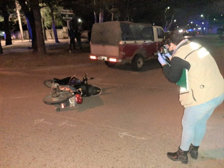 Choque entre camioneta y moto en calle 115 y 4: Una mujer y un menor de edad fueron hospitalizados