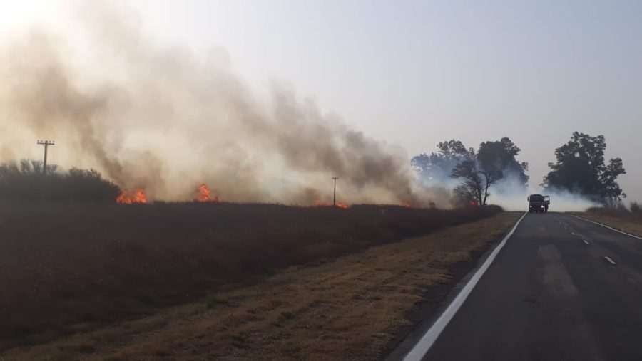 Alerta para conductores: Incendio en banquinas de la Ruta 35 en el tramo que une Huinca Renancó con Realicó