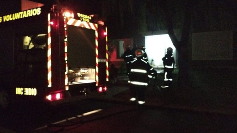 Principio de incendio afectó parte de una vivienda en la madrugada